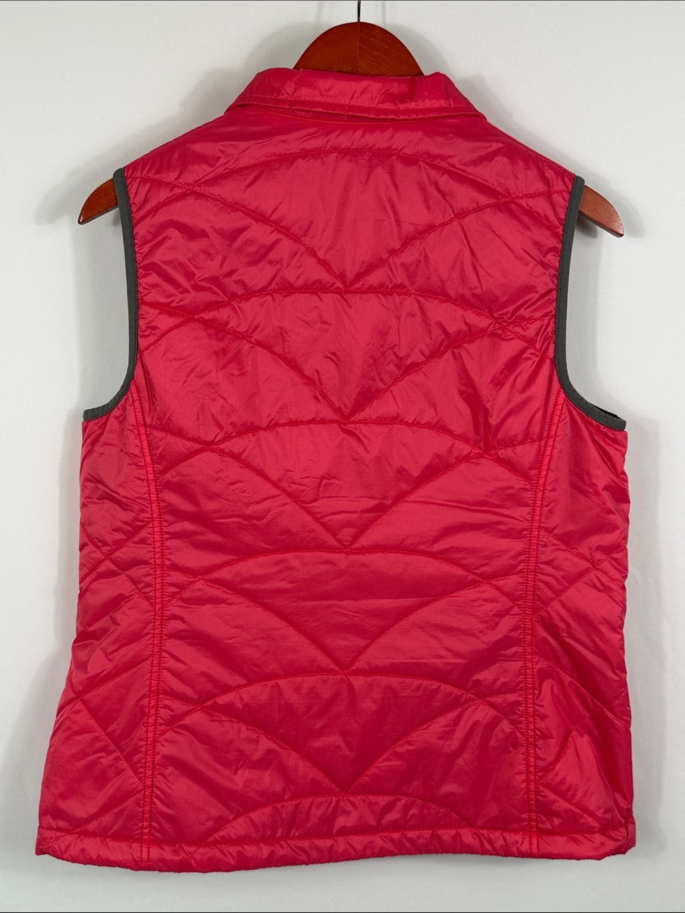 L.L. Bean Women's Quilted Puffer Vest in Pink, Gray Trim. Size M. Primaloft - Picture 4 of 7